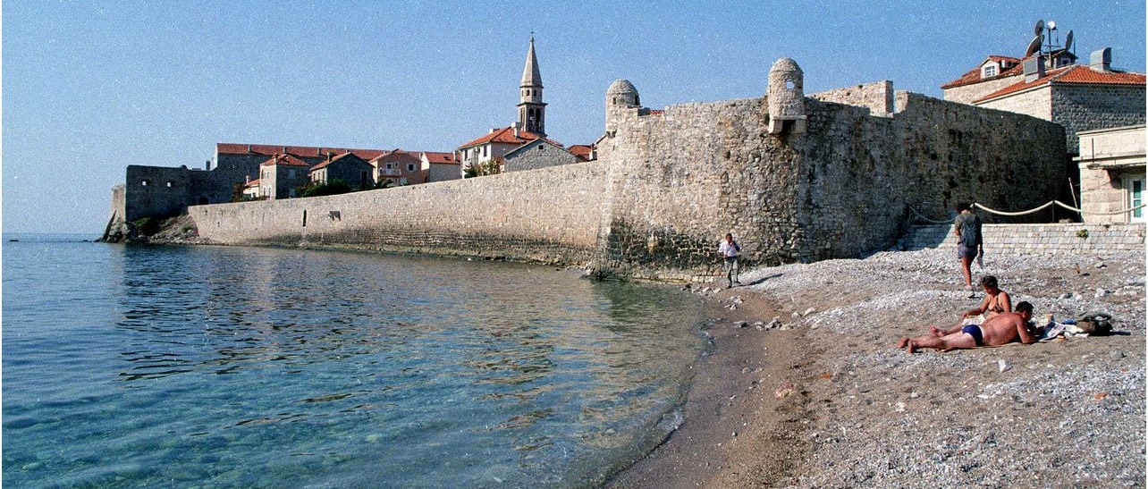 Budva spiaggia e mura della fortezza