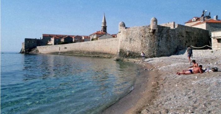 Budva spiaggia e mura della fortezza