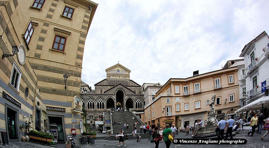 Amalfi Piazza Duomo e cattedrale S. Andrea.