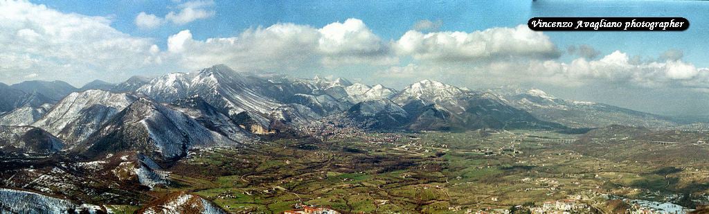 Vista di Montella (AV) con cime dei monti innevate.