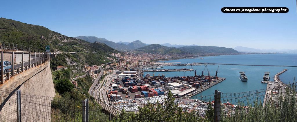 Salerno porto commerciale e panorama.