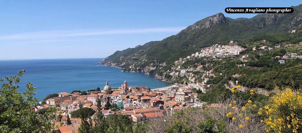 Vista di Vietri sul Mare, dalla A3, porta di accesso alla costiera Amalfitana.