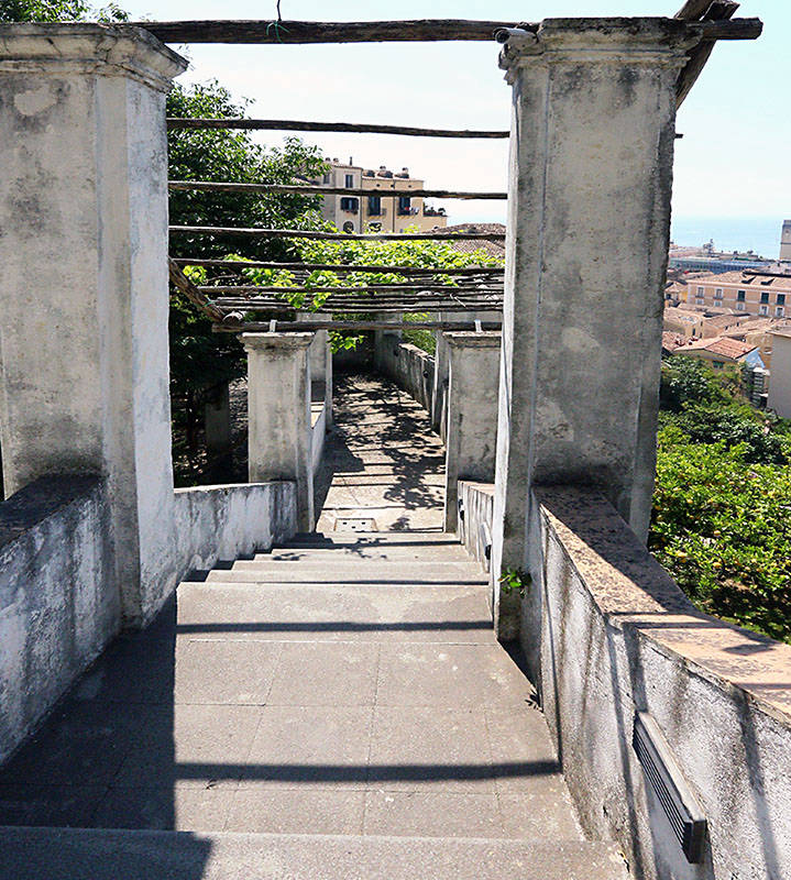 la scalea del Seicento, costruita sulle mura antiche, retta da pilastri a pianta quadrata con semplici decorazioni in stucco