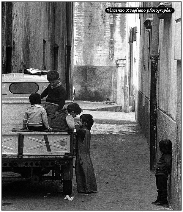 Ritratti ambientati in Salerno centro storico - Bambini che giocano.