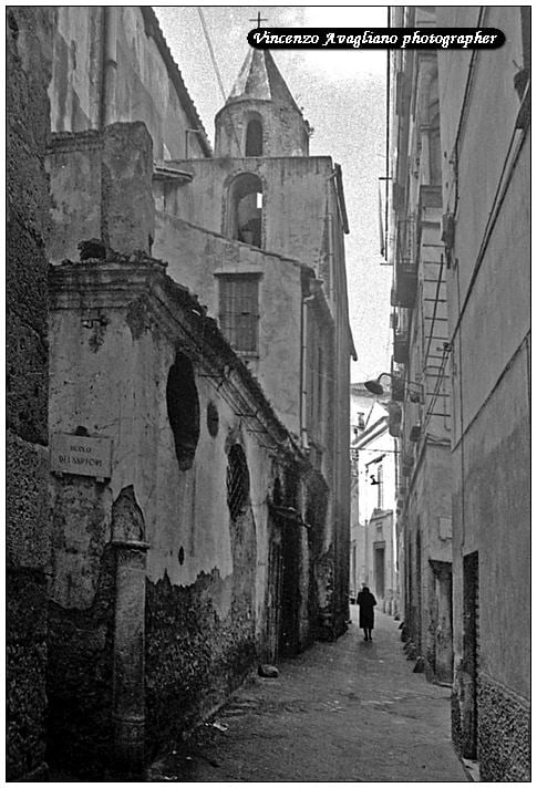 Salerno - Vicolo Adelperga angolo Vicolo dei Sartori. A sinistra Cappella Sant'Anna.