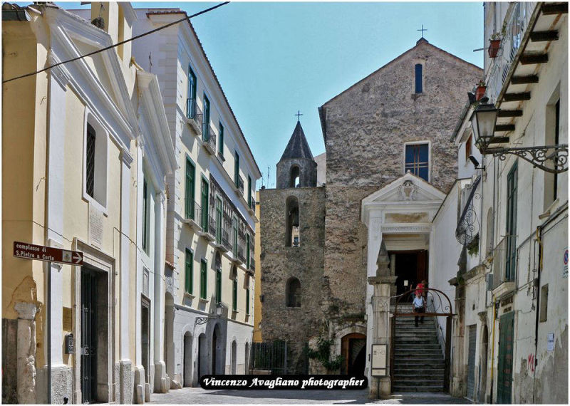 Largo San Pietro a Corte. Il Complesso monumentale include un’area ipogeica, la Cappella di Sant’Anna, il campanile, l’Aula di rappresentanza o Chiesa di San Pietro a Corte o Cappella Palatina.