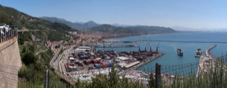 Porto commerciale di Salerno e vista città.