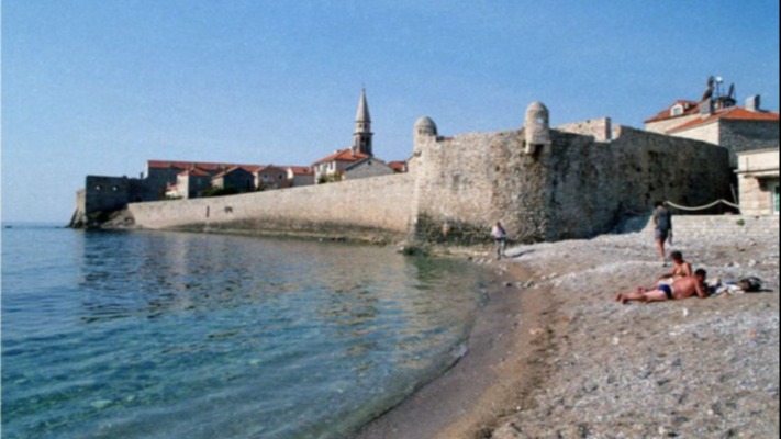 Budva spiaggia e mura della fortezza